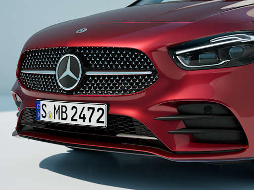 Dynamic front section with new radiator grille trim