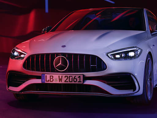AMG-specific radiator grille with vertical struts (C 43 4MATIC)