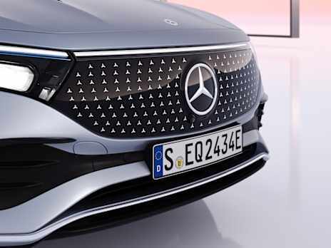 Radiator grille with Mercedes-Benz pattern