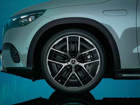 55.9 cm (22-inch) light-alloy wheels