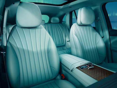 Multicontour seats for the driver and front passenger, with massage function