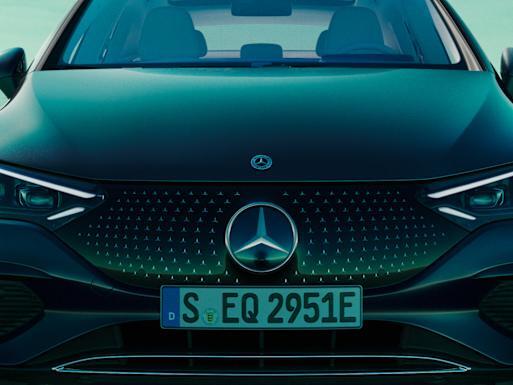 Radiator grille with Mercedes-Benz pattern
