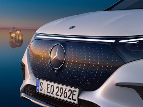 Radiator grille with Mercedes-Benz pattern