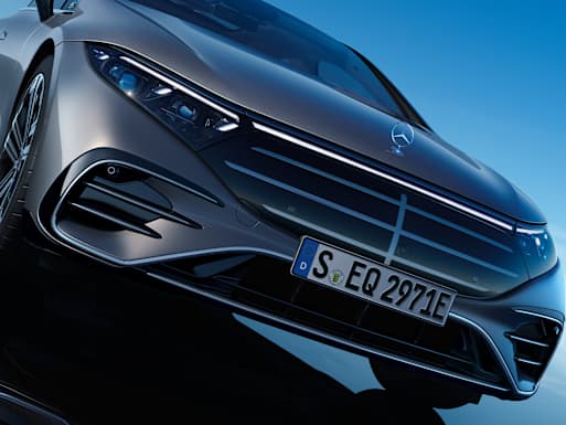 Radiator grille with chrome applications and Mercedes star mounted on the bonnet