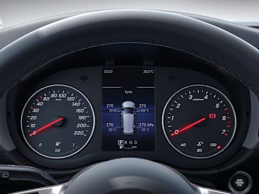 Wireless tyre pressure monitoring system on front and rear axle