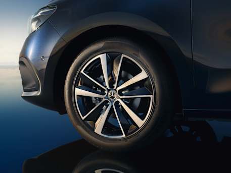 43.2 cm (17-inch) 5-twin-spoke light-alloy wheels