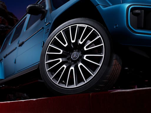 55.9 cm (22'') AMG multi-spoke forged wheels