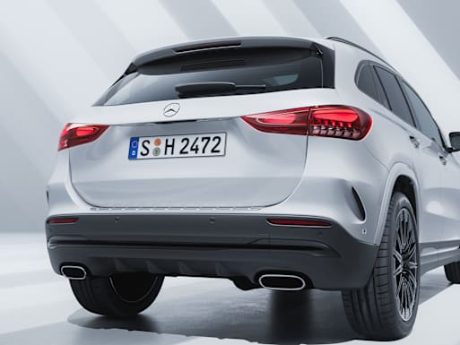 Rear end with tailpipes and full-LED rear lights