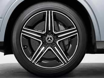 Braking system with larger brake discs at the front axle