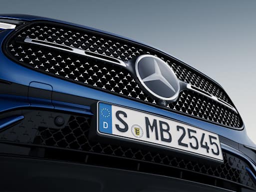 Front end with a sporty radiator grille