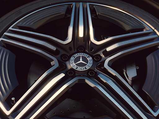 45.7 cm (18-inch) to 50.8 cm (20-inch) light-alloy wheels