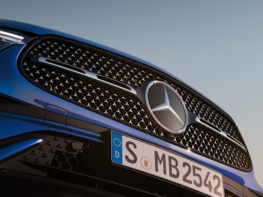 Sporty front with radiator grille with Mercedes-Benz pattern