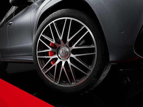 58.4 cm (23-inch) forged wheels and brake callipers painted red