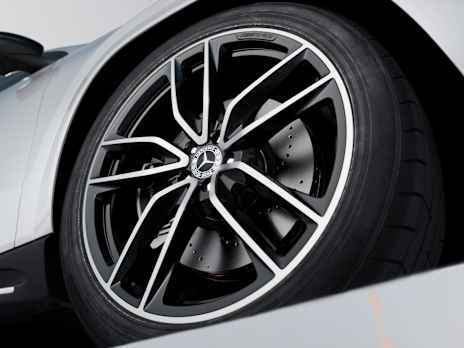 Up to 58.4 cm (23-inch) large-sized light-alloy wheels