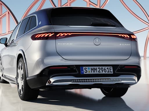 Rear end with roof spoiler and LED tail lamps in 3D helix design