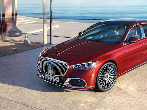 Bonnet with signature chrome trim strip