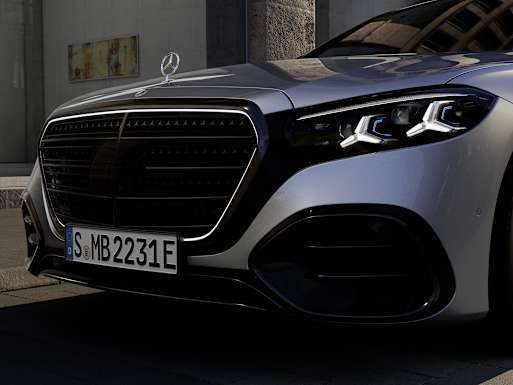 Radiator grille in dark chrome