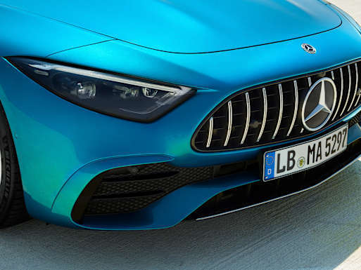 AMG-specific radiator grille and DIGITAL LIGHT (SL 43)