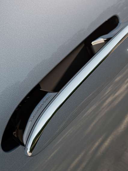 Flush-fitting door handles